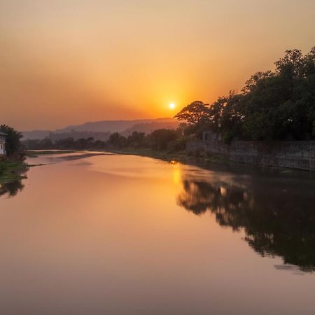 Vintage Estate - Lakeside Allure With Vintage Decor,A Plunge Pool & A Lawn Featuring A Charming Gazebo Karjat Esterno foto