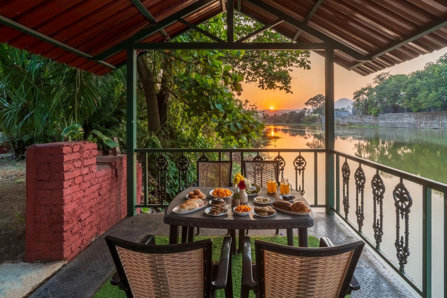 Vintage Estate - Lakeside Allure With Vintage Decor,A Plunge Pool & A Lawn Featuring A Charming Gazebo Karjat Esterno foto