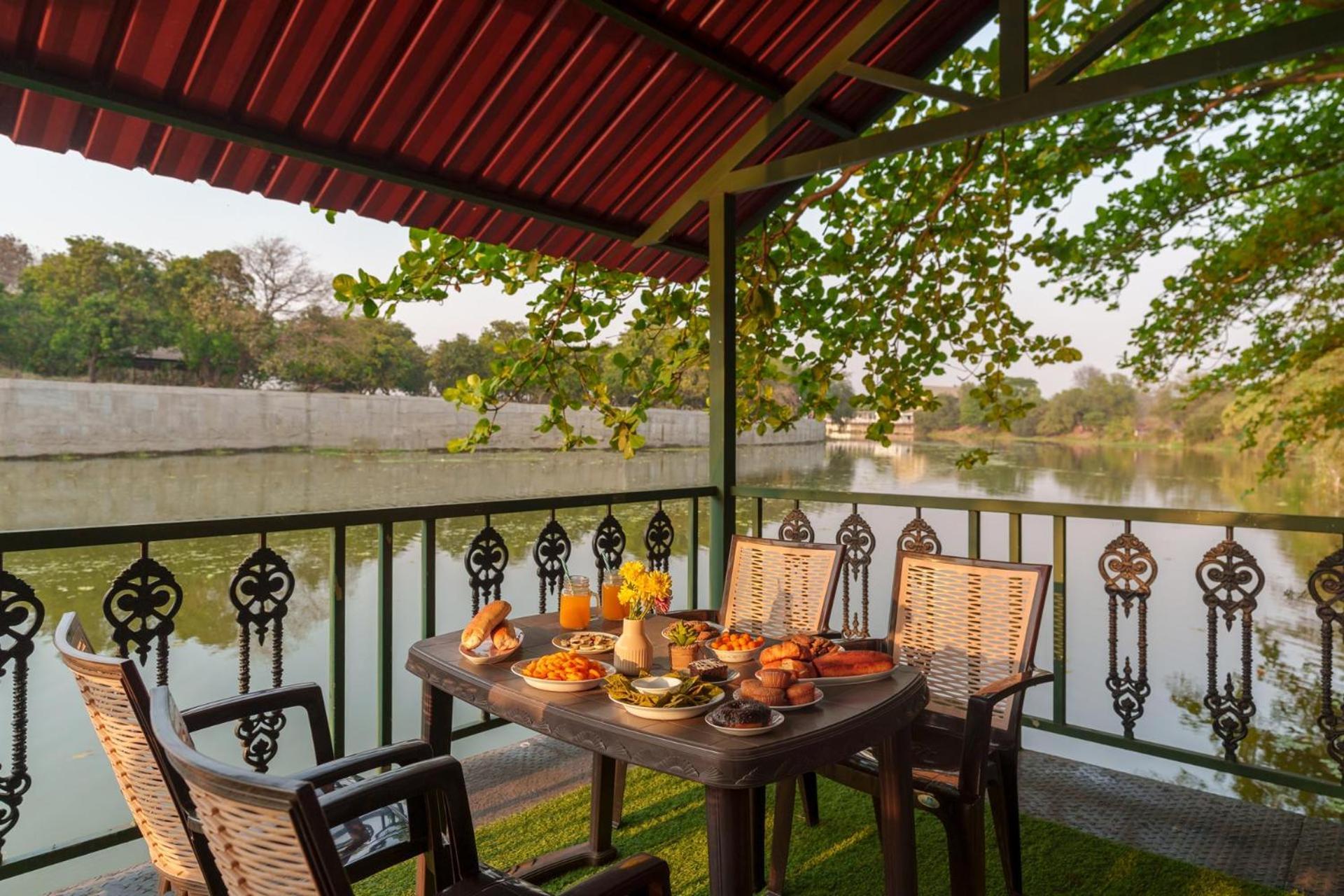 Vintage Estate - Lakeside Allure With Vintage Decor,A Plunge Pool & A Lawn Featuring A Charming Gazebo Karjat Esterno foto