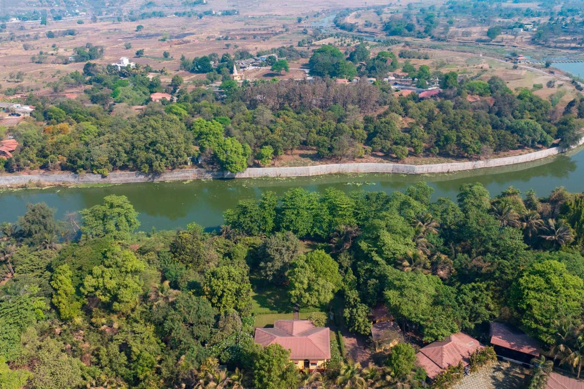 Vintage Estate - Lakeside Allure With Vintage Decor,A Plunge Pool & A Lawn Featuring A Charming Gazebo Karjat Esterno foto