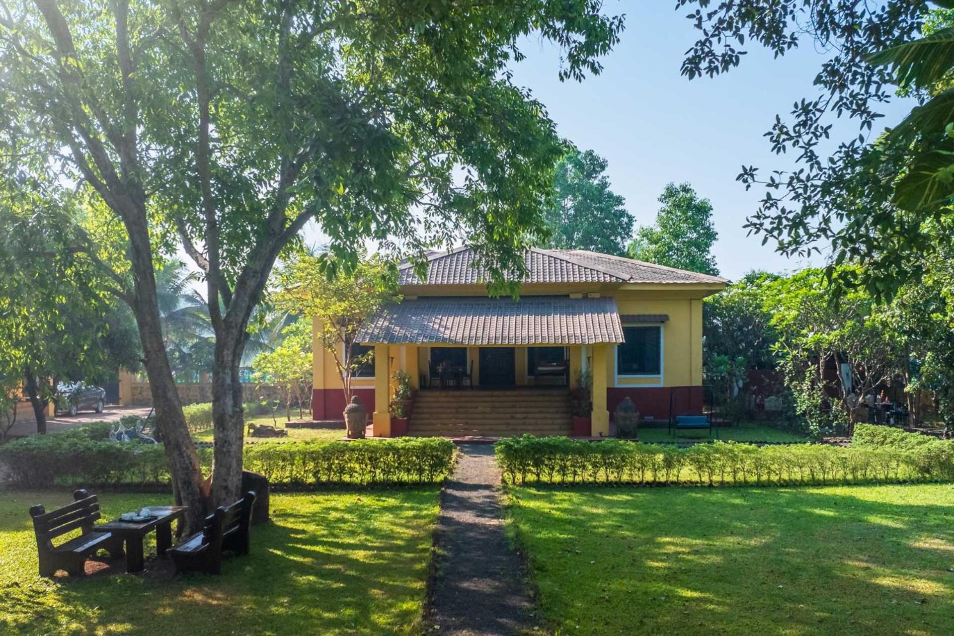 Vintage Estate - Lakeside Allure With Vintage Decor,A Plunge Pool & A Lawn Featuring A Charming Gazebo Karjat Esterno foto