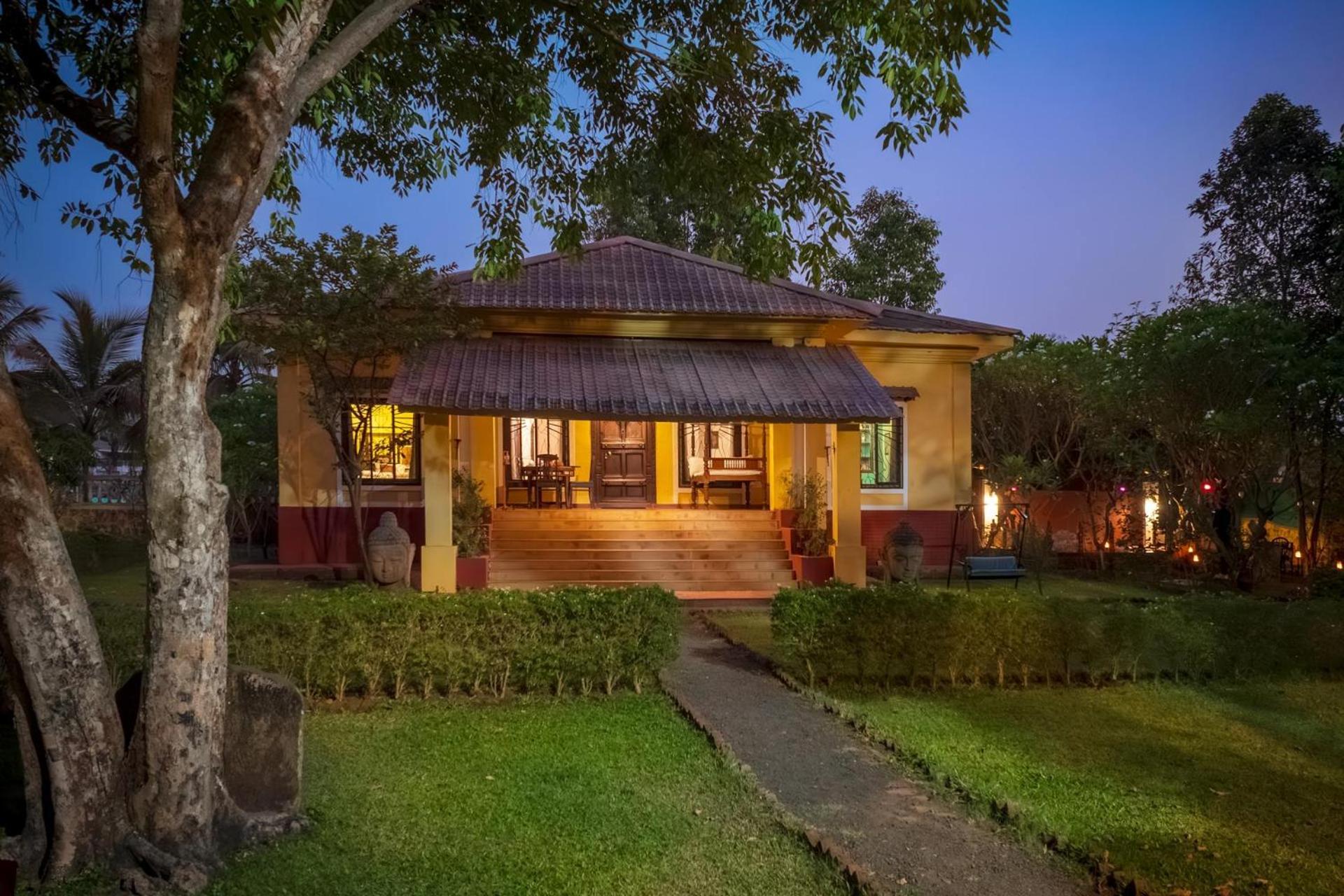 Vintage Estate - Lakeside Allure With Vintage Decor,A Plunge Pool & A Lawn Featuring A Charming Gazebo Karjat Esterno foto